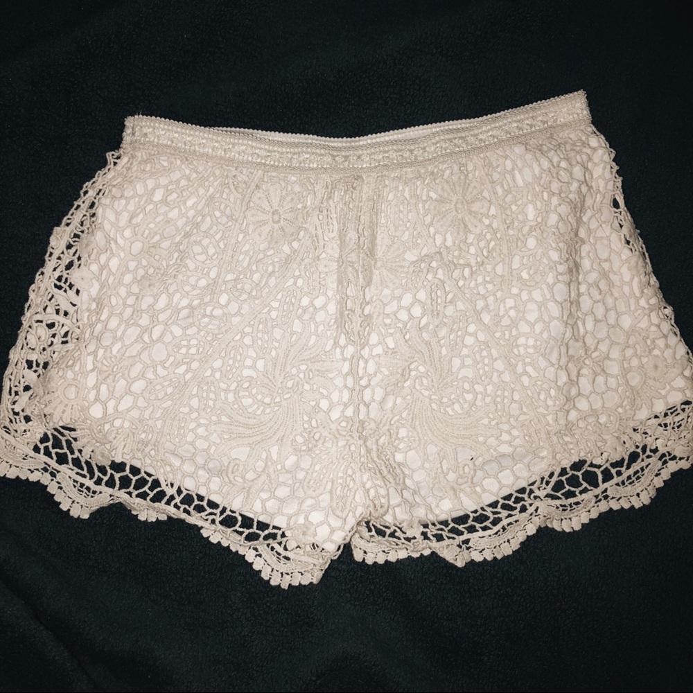 boho, lacy shorts 💛